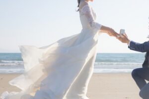 海辺でプロポーズされる女性